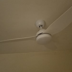 מאוורר תקרה לבן מותקן על תקרה