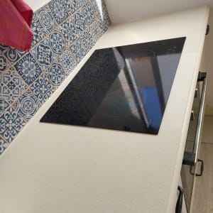 כיריים חשמליות על משטח עבודה במטבח