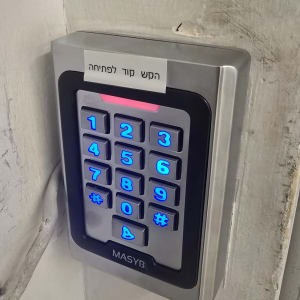 לוח מקשים לפתיחת דלת עם תאורה כחולה