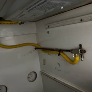 צינור גז צהוב מחובר לשסתום מתכת