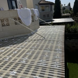 גג עם איטום ותליית כביסה