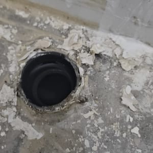 חור בקיר עם שאריות טיח מתקלף