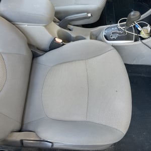 מושב רכב אפור עם לכלוך קל על הרצפה