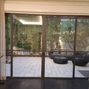 דלתות זכוכית עם נוף לגינה חיצונית