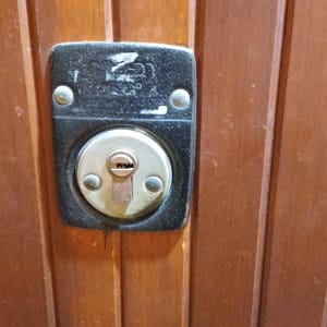 מנעול מתכת על דלת עץ עם מפתח