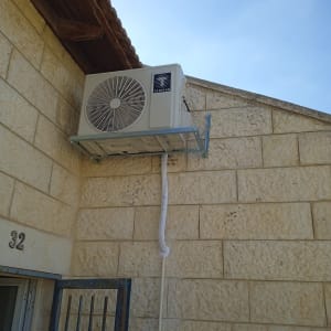 יחידת מיזוג אוויר מותקנת על קיר חיצוני
