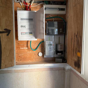 לוח חשמל פתוח עם חוטים וצינורות חשמל