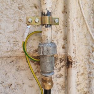 צינור עם חיבורי חשמל על קיר חיצוני