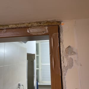 מסגרת דלת עץ עם קילופי צבע ותיקונים