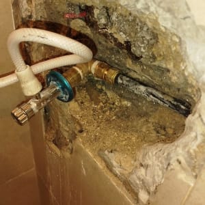 צנרת חשופה עם חיבורים בקיר