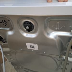 חלק אחורי של מכשיר חשמלי עם צינורות וחיבורים