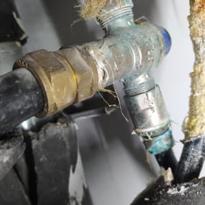 צנרת מתכת עם חיבורים ובידוד