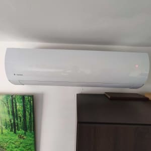 מזגן קיר לבן מותקן על קיר לבן