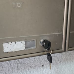 מנעול עם מפתח בתיבת דואר