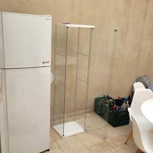 מקרר, ארון זכוכית, קרטון על הרצפה