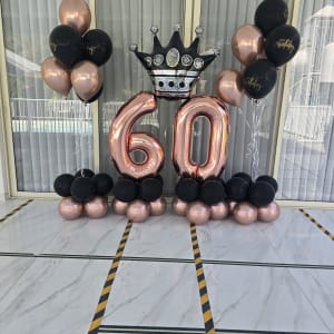 קישוט בלונים ליום הולדת 60 עם כתר