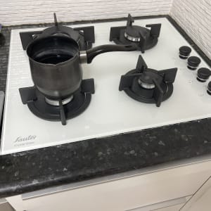 שיש כהה עם כיריים ומחבת על הגז