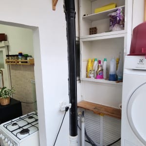 צינור ביוב שחור מותקן ליד ארון מטבח