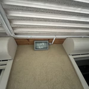 תאורה מותקנת על תקרה עם חוטי חשמל