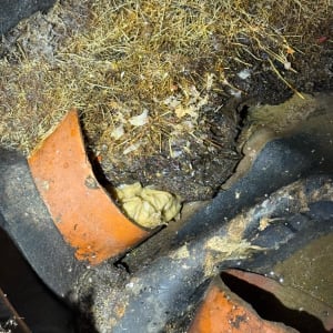 צינור שבור עם נזילה ותיקון אפשרי