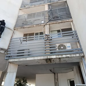 בניין עם מרפסות ורשתות למניעת יונים