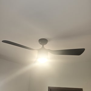 מאוורר תקרה עם תאורה בחדר