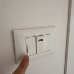 מתג חשמלי עם אצבע מצביעה עליו