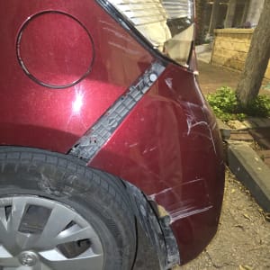 נזק לפגוש אחורי של רכב אדום