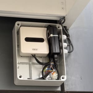 תיבת חיבורים חשמלית עם כבלים וצינורות
