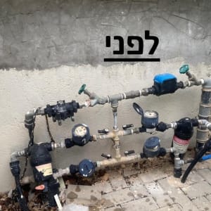 צנרת מים עם ברזים ומדי מים