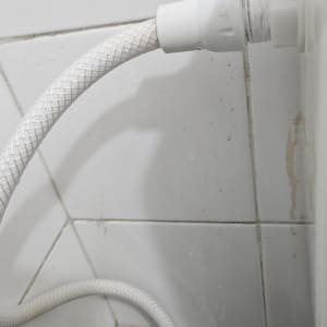 חיבור צינור מים גמיש לברז ניל בקיר מתחת לכיור