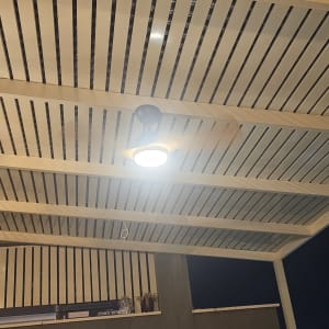 התקנת מאוורר תקרה משולב גוף תאורה על פרגולה