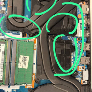 חלקים פנימיים של מחשב נייד עם מאווררים וזיכרון RAM