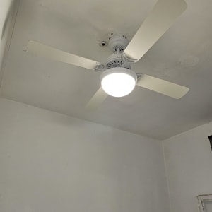 מאוורר תקרה עם תאורה דולקת בחדר