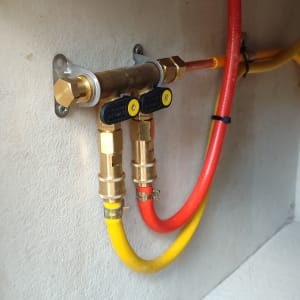 חיבורים וצינורות גז בצבעים שונים