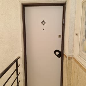 דלת כניסה עם מספר 16 וידית עגולה