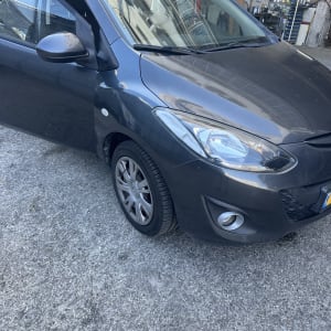 רכב חונה עם דלת פתוחה במוסך תיקון רכב