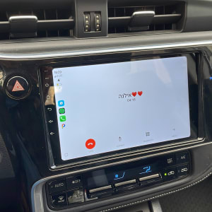 מערכת מולטימדיה ברכב עם מסך מגע