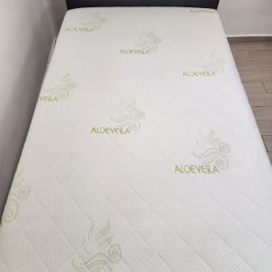 מזרן עם כיתוב 