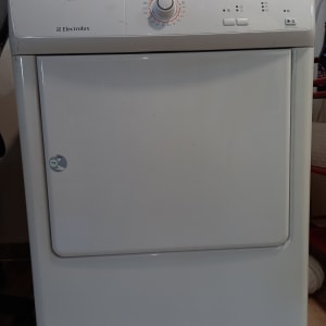 מייבש כביסה לבן עם כפתור בקרה ומתגים