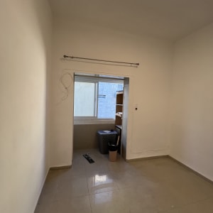 חדר ריק עם קירות צבועים ורצפה נקייה
