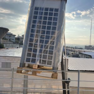 מזגן תלוי על מנוף באתר בנייה