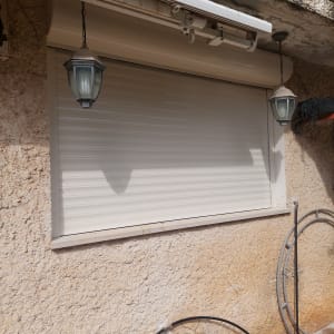 תריס אלומיניום סגור עם מנגנון גלילה על קיר חיצוני