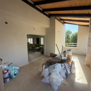 מרפסת בבנייה עם ציוד וחומרים שונים