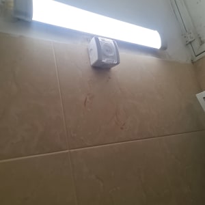 מנורת פלורסנט מותקנת על קיר עם חיישן תנועה