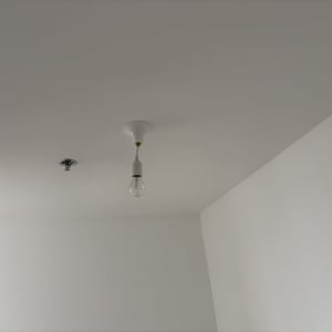 מנורה תלויה על תקרה לבנה