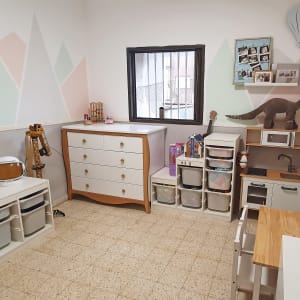 חדר ילדים עם ארגזי אחסון, צעצועים ומטבח משחק