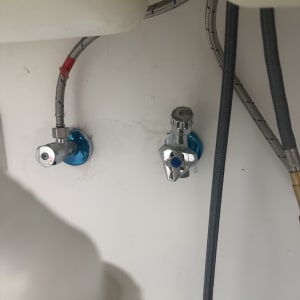 ברזים וצינורות מתחת לכיור במטבח