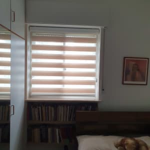 חלון עם וילון תריסים אופקי לבן וחום