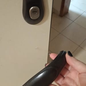 ידית דלת שבורה עם מנעול
